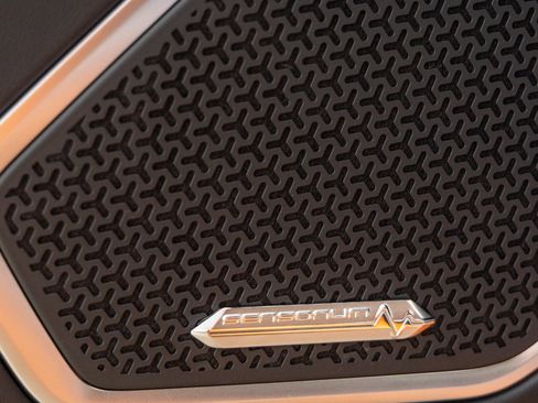 Used 2025 Lamborghini Urus SE image 17