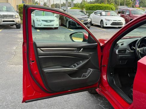 Used 2018 Honda Accord Sport image 9