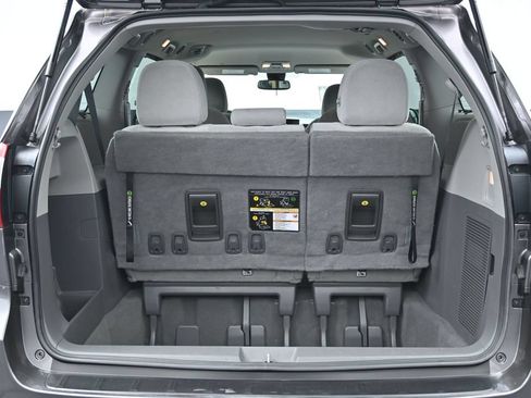 Used 2020 Toyota Sienna LE AWD/4WD image 14