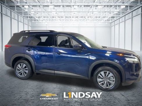 Used 2025 Nissan Pathfinder SV AWD/4WD image 3