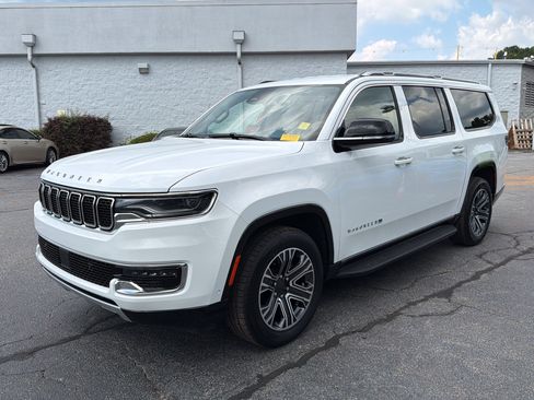 Used 2024 Jeep Wagoneer L Series II w/ Flexible Seating Group RWD image 5