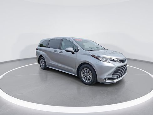 Used 2021 Toyota Sienna XLE FWD image 2