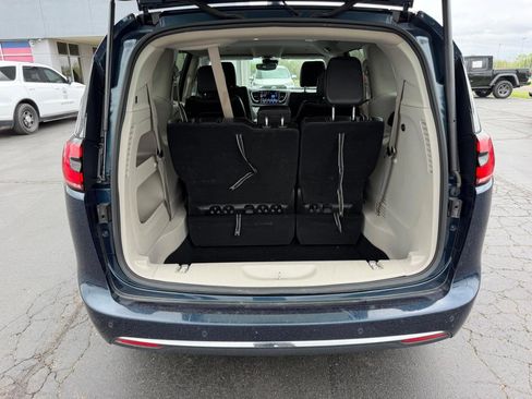 Used 2024 Chrysler Pacifica Touring-L FWD image 5