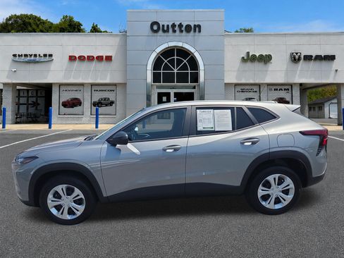 Used 2025 Chevrolet Trax LS FWD image 7