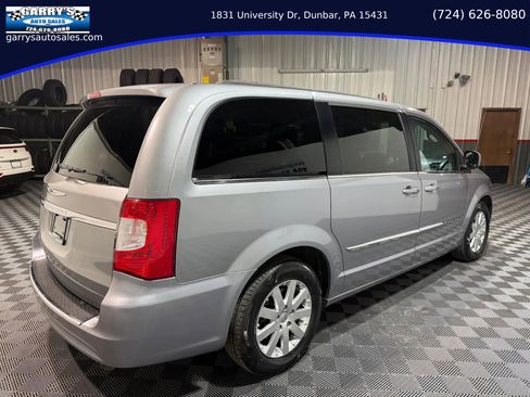 Used 2014 Chrysler Town & Country Touring image 5