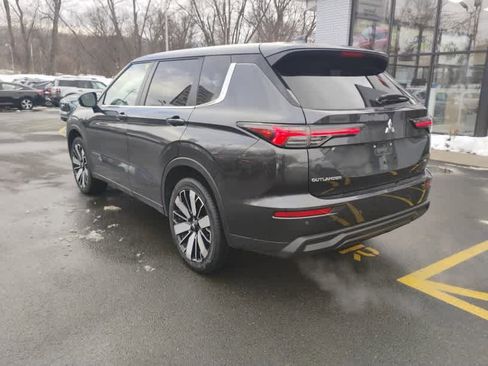 Used 2025 Mitsubishi Outlander SE image 5