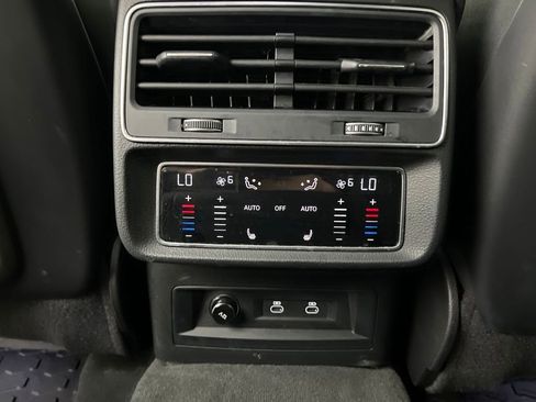 Used 2022 Audi Q8 Prestige w/ Prestige Package AWD/4WD image 25