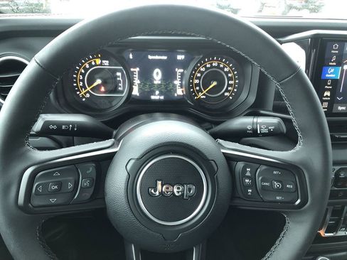 Used 2025 Jeep Gladiator Sport AWD/4WD image 23