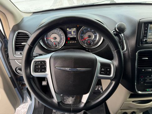 Used 2013 Chrysler Town & Country Touring image 17