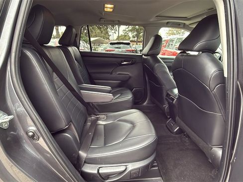Used 2023 Toyota Highlander XLE image 40