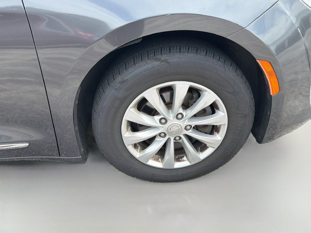 Used 2018 Chrysler Pacifica Touring-L FWD image 10