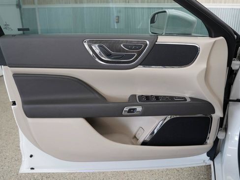 Used 2018 Lincoln Continental Select w/ Continental Climate Package FWD image 26