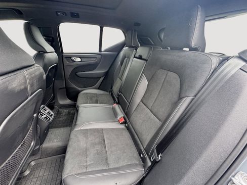 Used 2022 Volvo XC40 T5 R-Design w/ Advanced Package image 21