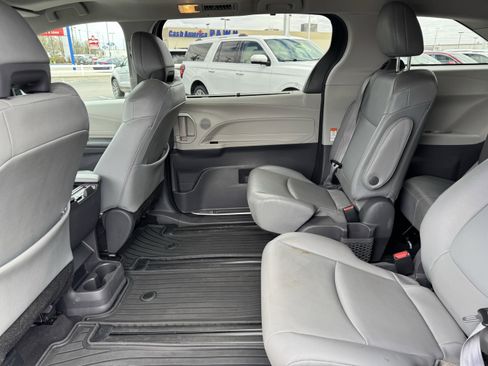 Used 2021 Toyota Sienna XLE image 32