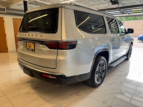 Used 2024 Jeep Wagoneer L Series II w/ Flexible Seating Group RWD image 5