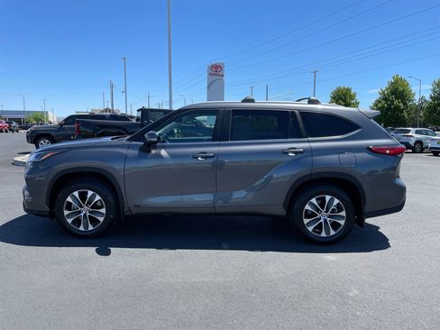 Used 2023 Toyota Highlander XLE AWD/4WD image 6