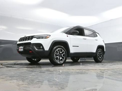 Used 2025 Jeep Compass Trailhawk AWD/4WD image 49