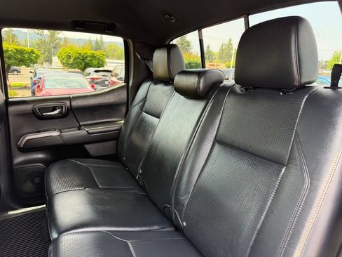 Used 2022 Toyota Tacoma Limited w/ Black Out Package (TMS) AWD/4WD image 30