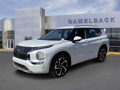 Used 2023 Mitsubishi Outlander 4WD Plug-In Hybrid image 2