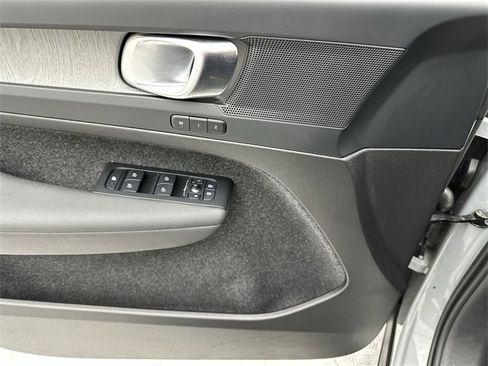 Certified 2025 Volvo XC40 B5 Core image 13