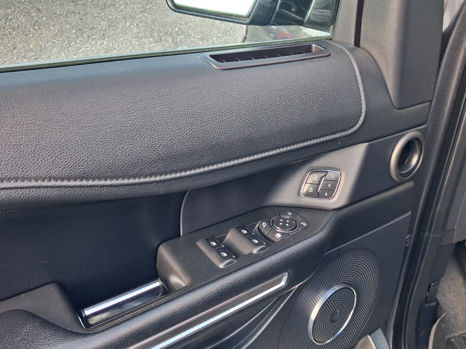 Used 2020 Ford Expedition XLT w/ Equipment Group 202A AWD/4WD image 16