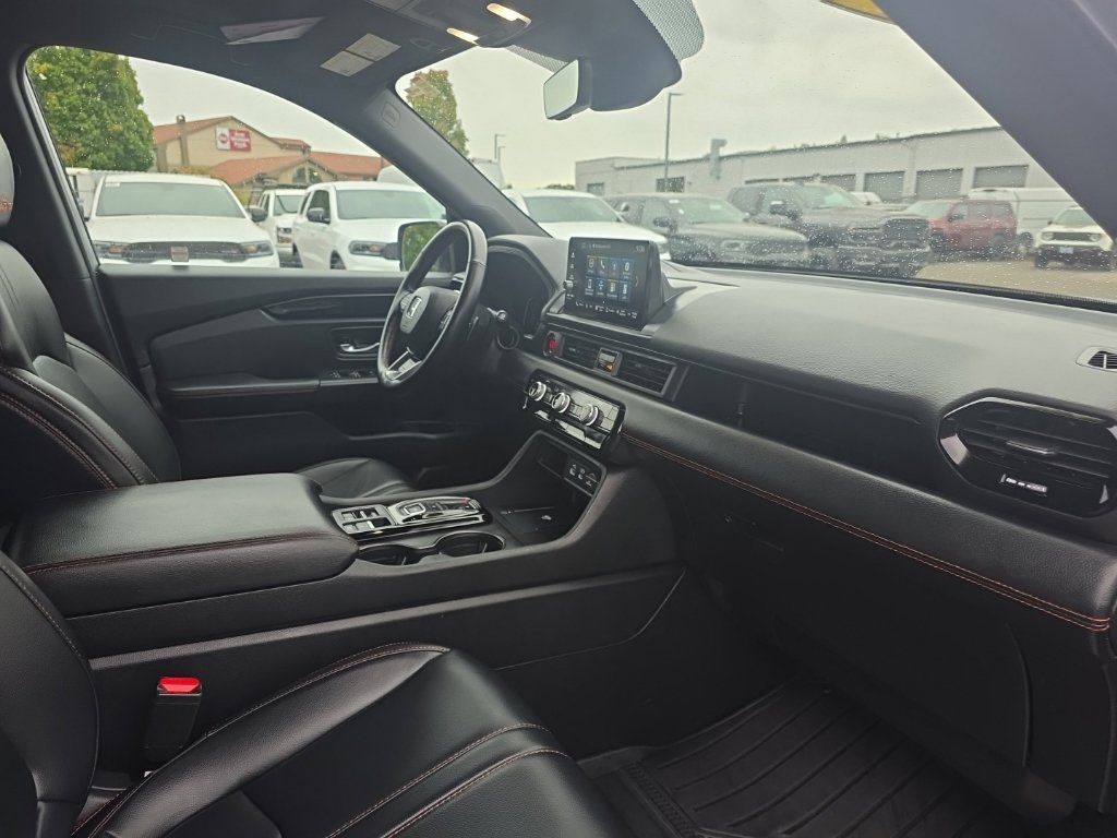 Used 2025 Honda Pilot TrailSport image 10