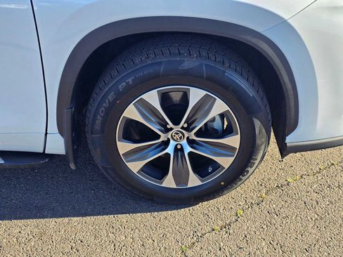 Certified 2024 Toyota Highlander XLE AWD/4WD image 11