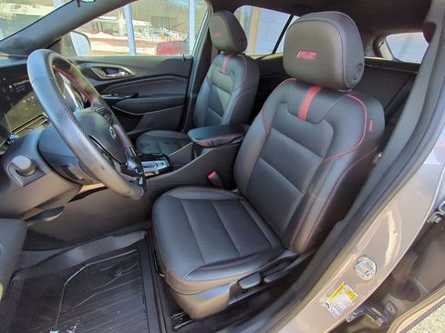 Certified 2024 Chevrolet Trax RS w/ Sunroof Package image 19