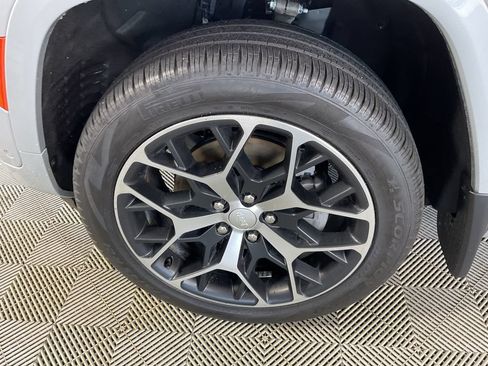 Used 2023 Jeep Grand Cherokee Summit AWD/4WD image 5