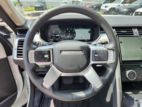 Used 2025 Land Rover Discovery S image 16