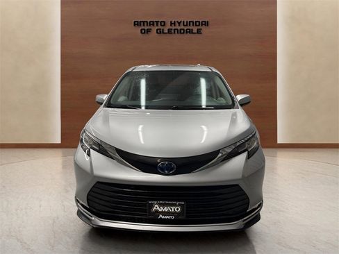 Used 2023 Toyota Sienna XLE image 5