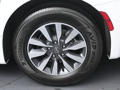 Used 2024 Chrysler Pacifica Limited FWD image 36