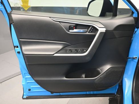 Used 2021 Toyota RAV4 XLE Premium image 9