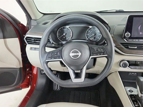 Used 2024 Nissan Altima 2.5 SV FWD image 12