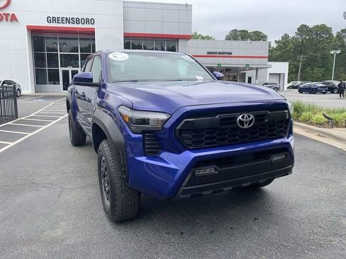 Certified 2025 Toyota Tacoma TRD Off-Road AWD/4WD image 2