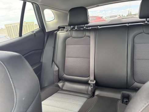 Used 2025 Chevrolet Trax LT FWD image 36