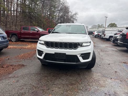 Used 2025 Jeep Grand Cherokee Laredo w/ Luxury Tech Group I image 6