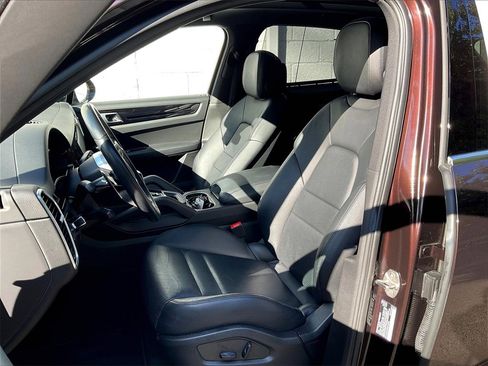 Certified 2023 Porsche Cayenne image 5