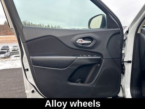 Used 2015 Jeep Cherokee Latitude image 17