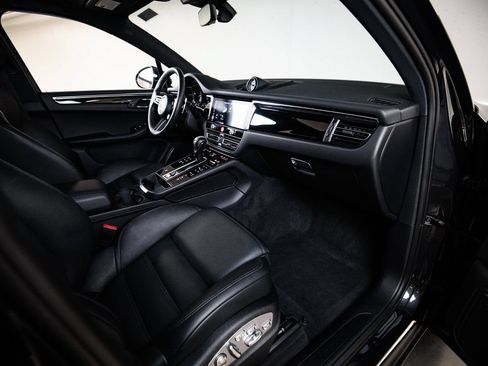 Certified 2026 Porsche Macan AWD/4WD image 28