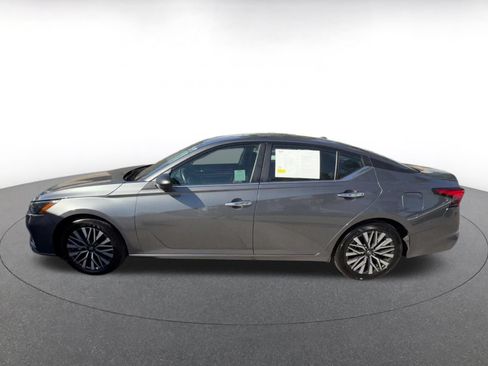 Used 2025 Nissan Altima 2.5 SV FWD image 8