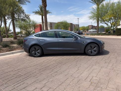 Used 2020 Tesla Model 3 Standard Range image 2