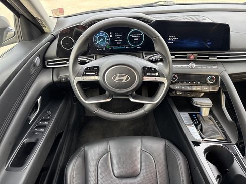 Used 2025 Hyundai Elantra Limited image 12