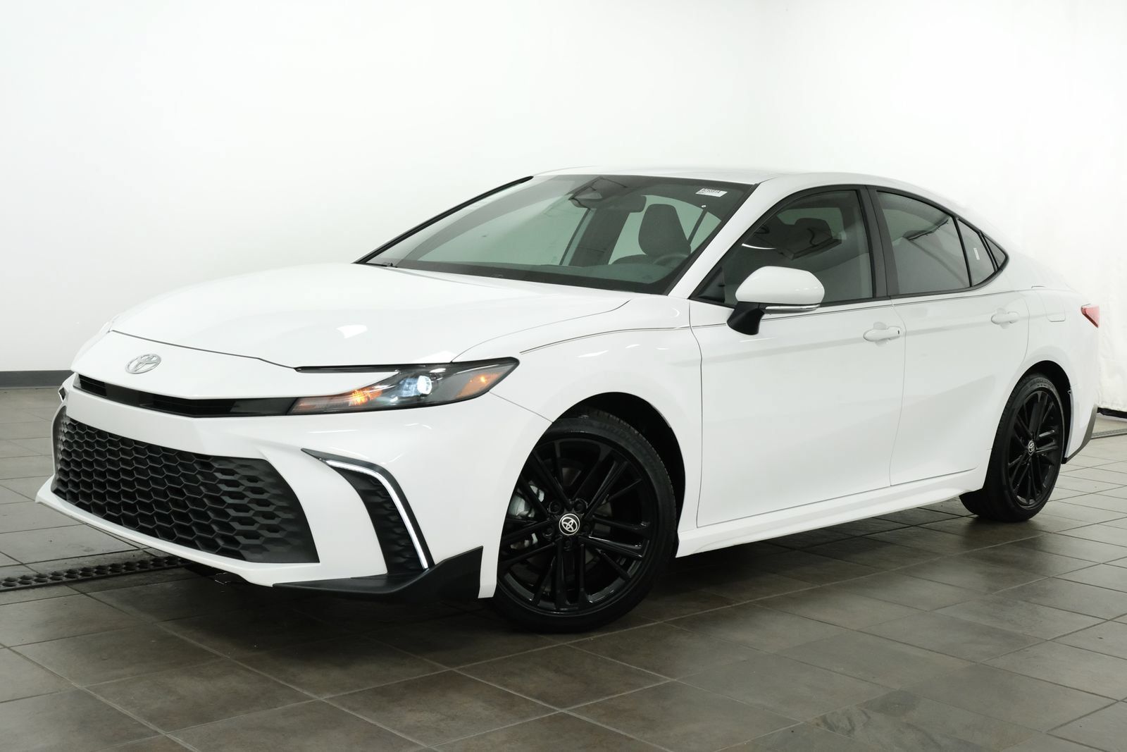 Used 2026 Toyota Camry SE w/ Convenience Package FWD image 1