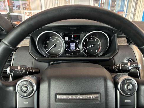 Used 2017 Land Rover Discovery HSE image 15