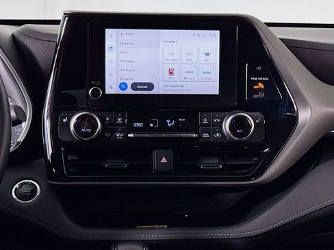 Used 2023 Toyota Highlander XLE image 14