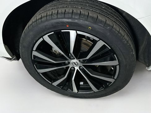 Used 2025 Volvo XC60 B5 Plus image 11