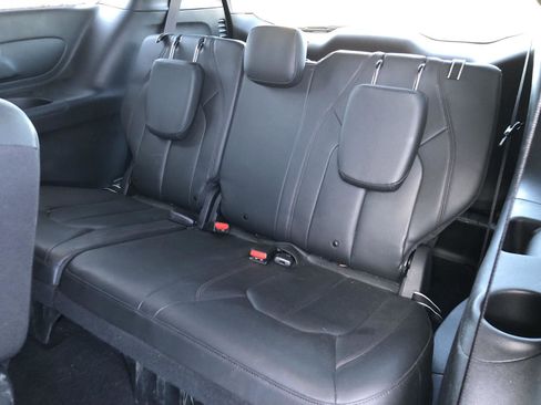 Used 2020 Chrysler Pacifica Touring-L image 21