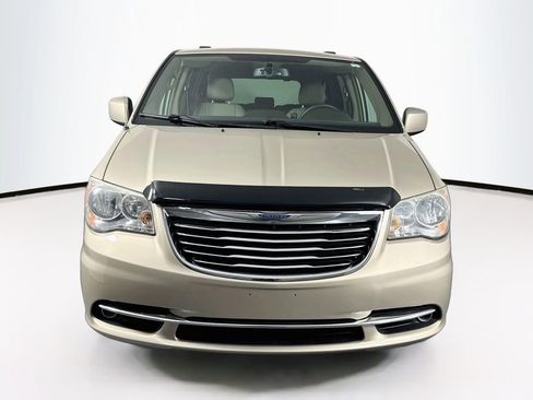 Used 2014 Chrysler Town & Country Touring FWD image 2