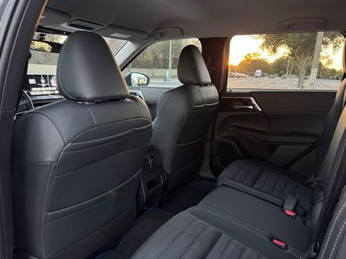 New 2025 Mitsubishi Outlander SE image 17
